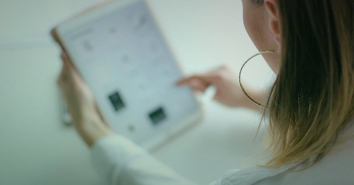 Yüz Makyajında Yasal Uyumluluk: ETBİS, Sözleşme ve Etiket Rehberi 2026 - close-up of person registering online account on tablet