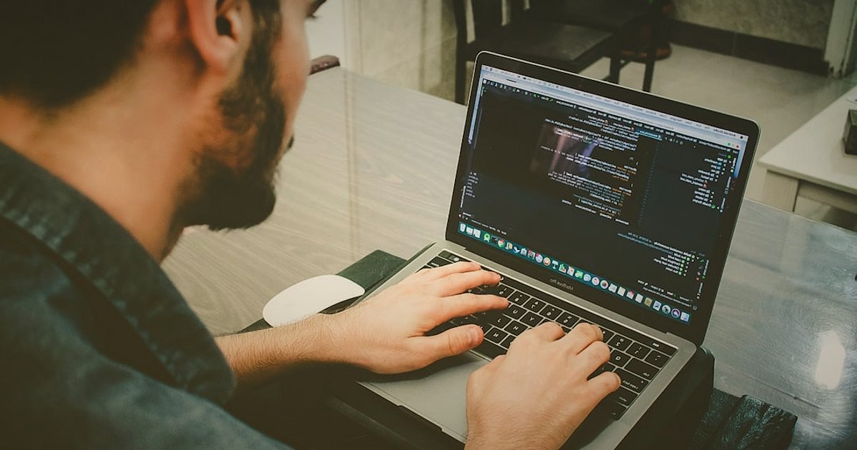 Yüz Makyajında Yasal Uyumluluk: ETBİS, Sözleşme ve Etiket Rehberi 2026 - person using a laptop with various software interfaces