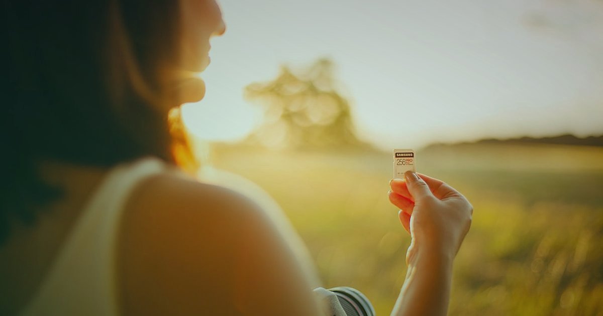 Yüz Serumu Fiyatlandırma Sırları: Kâr Marjı Hesabı 2026 - close-up woman examining small glass vial