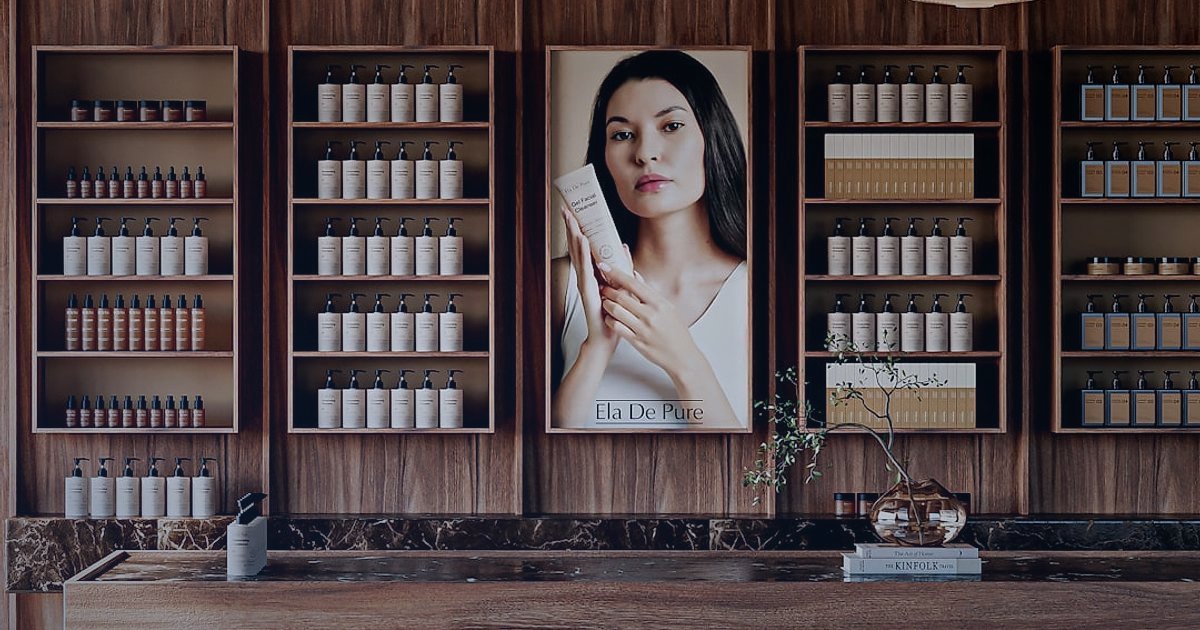 Yüz Serumu Fiyatlandırma Sırları: Kâr Marjı Hesabı 2026 - shelf display of luxury skincare products