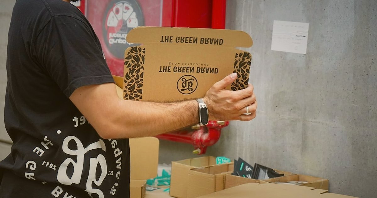 Yüzey Temizleyici Kargo Sırları: 2026'da Hasarsız Teslimat Stratejileri - person carefully selecting appropriate size cardboard box for shipping liquid bottles
