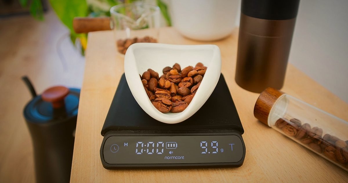 Yüzey Temizleyici Kargo Sırları: 2026'da Hasarsız Teslimat Stratejileri - shipping scale with a medium-sized box and digital display showing weight