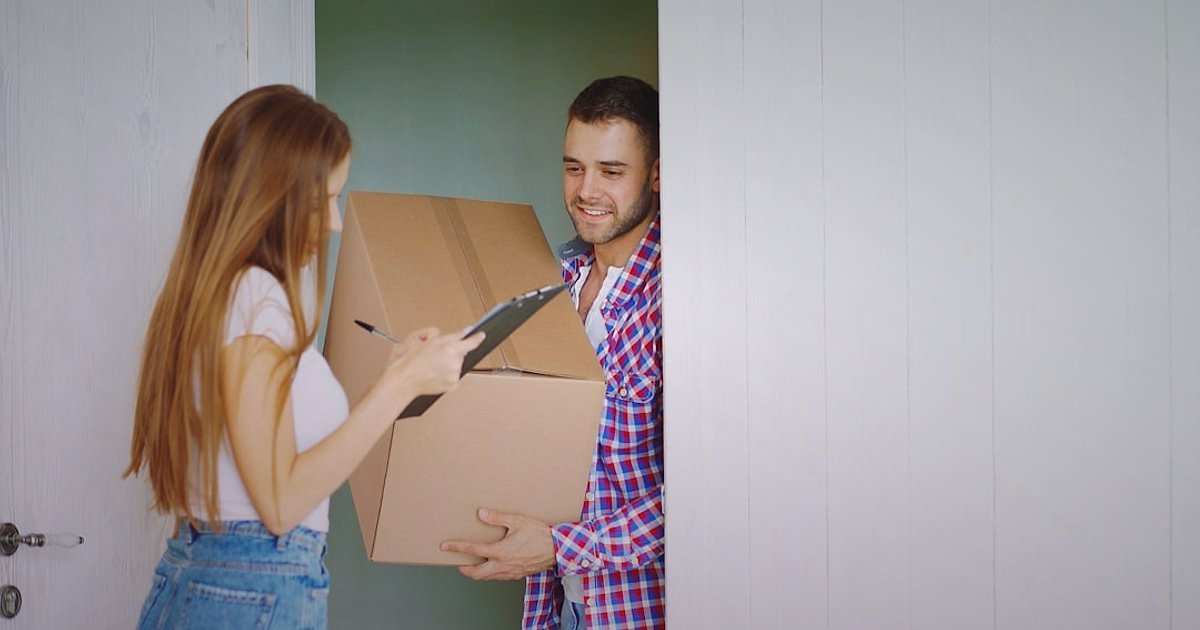 Yüzey Temizleyici Kargo Sırları: 2026'da Hasarsız Teslimat Stratejileri - smiling customer receiving a package from a friendly delivery person at their doorstep