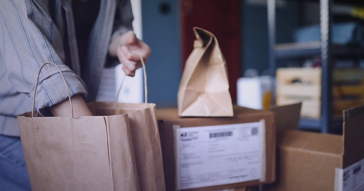Yüzey Temizleyici Kargo Sırları: 2026'da Hasarsız Teslimat Stratejileri - neatly organized return packages in a warehouse receiving area